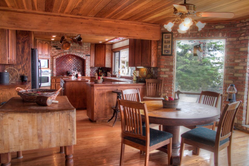 The breakfast nook...