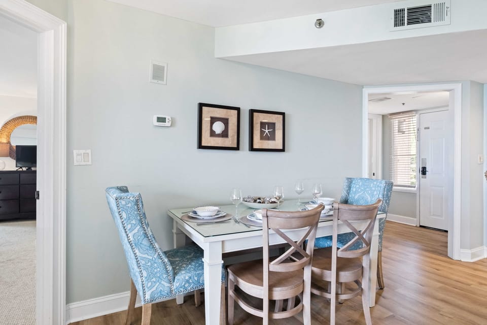Dining for 6 with bench along side of table