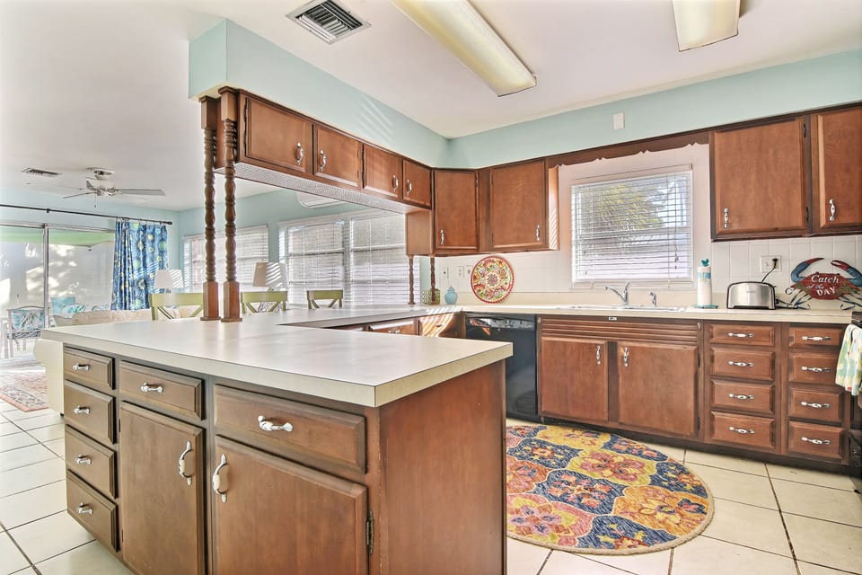 Kitchen equipped with refrigerator, stove, oven, dishwasher, microwave, etc.