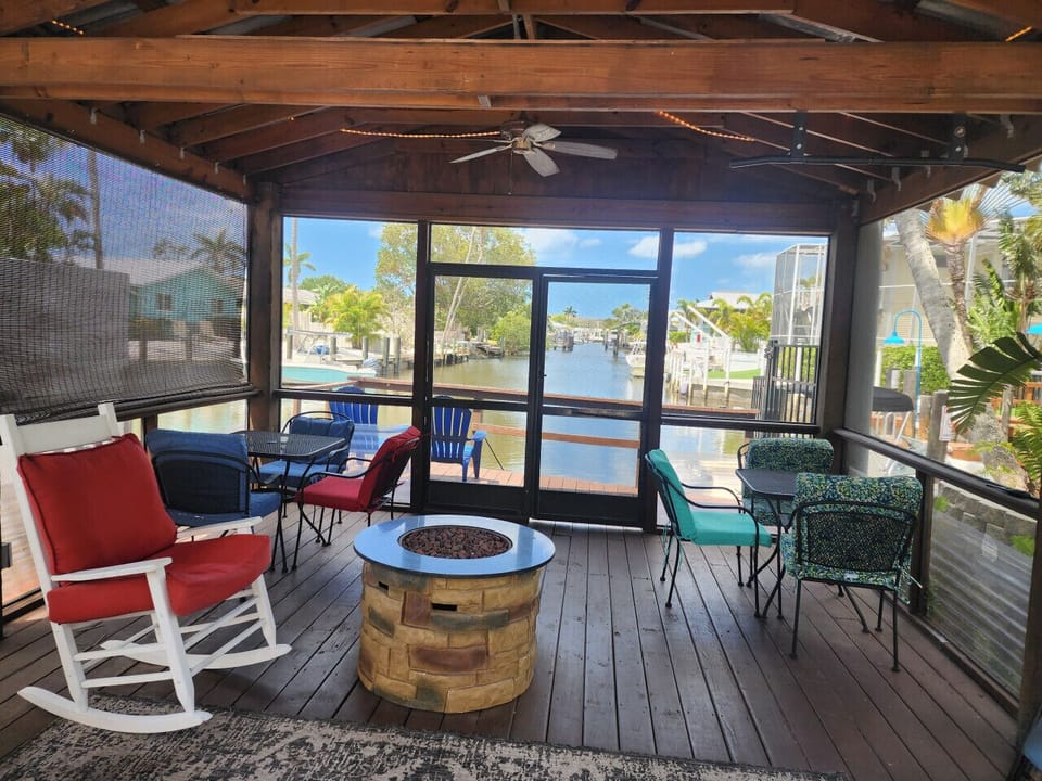 Large Screened-in Lanai for all Guest Use