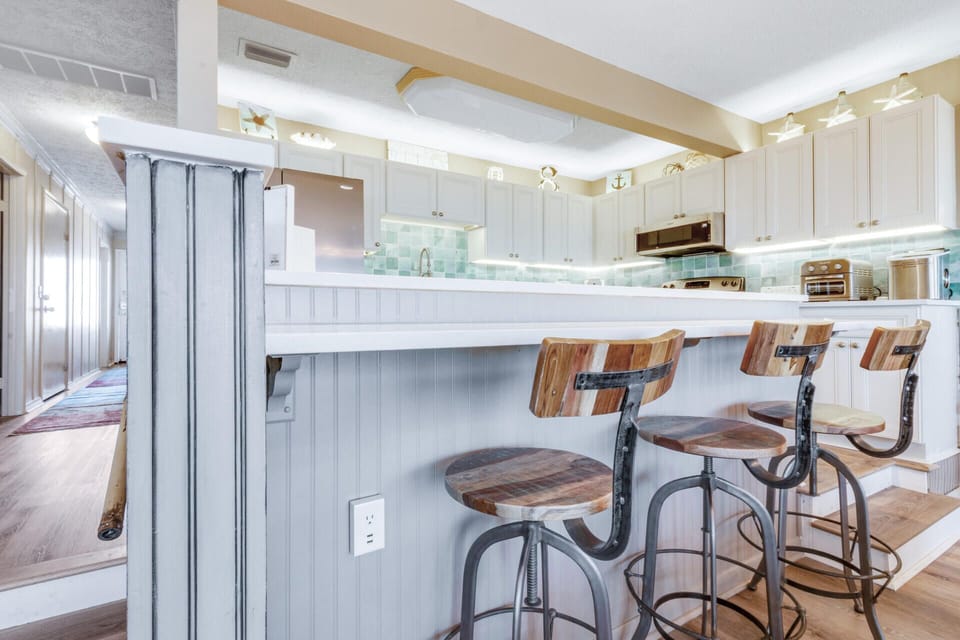 Bar area with 3 Bar height stools (adjustable)
