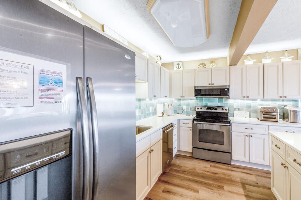 Newly updated (2023) Kitchen with all New Cabinets, Tiles and Quartz Countertops