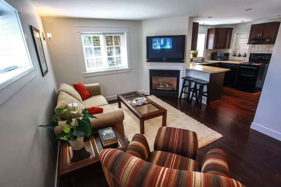 Living Room with 42' TV over gas fireplace