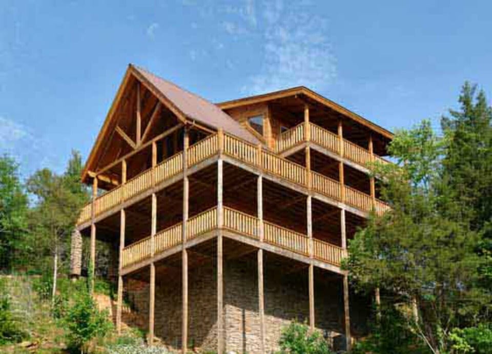 3 story cabin located close to town. Vacations by Fayla.