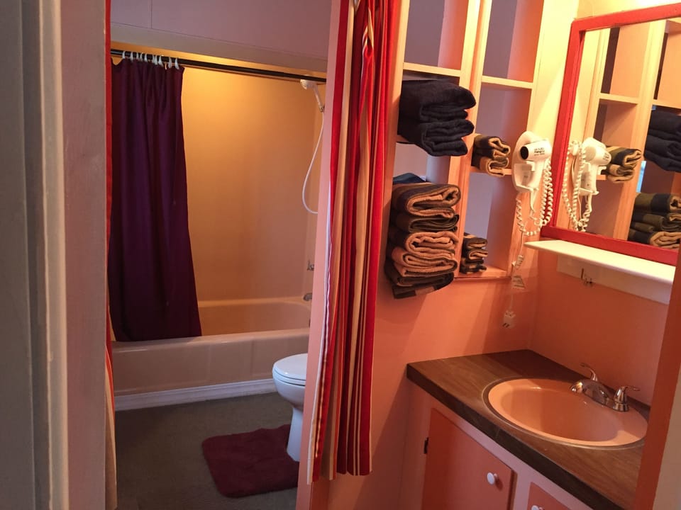 Full bath connected to Chalet, queen bedroom.