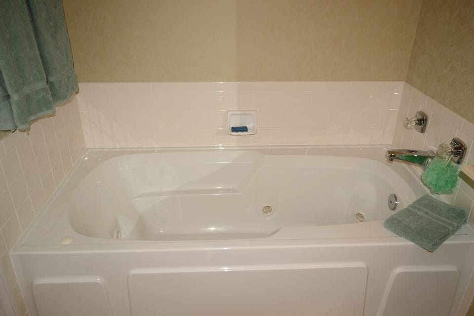 Master Bath Jetted Tub
