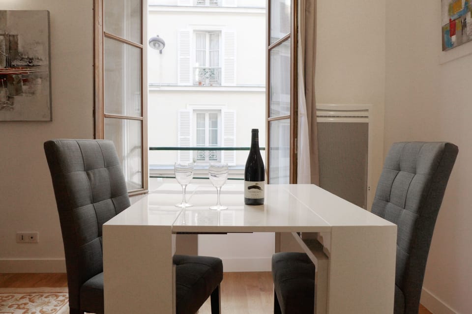 Apt. PONCELET - Paris - closer look at the dining table for 4