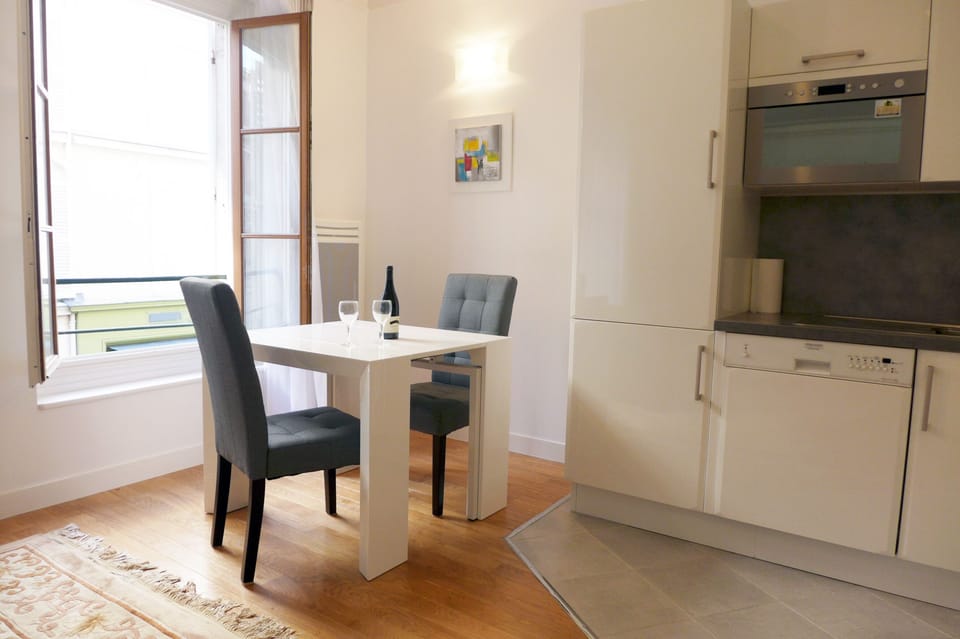 Look at the dining space & open kitchen.