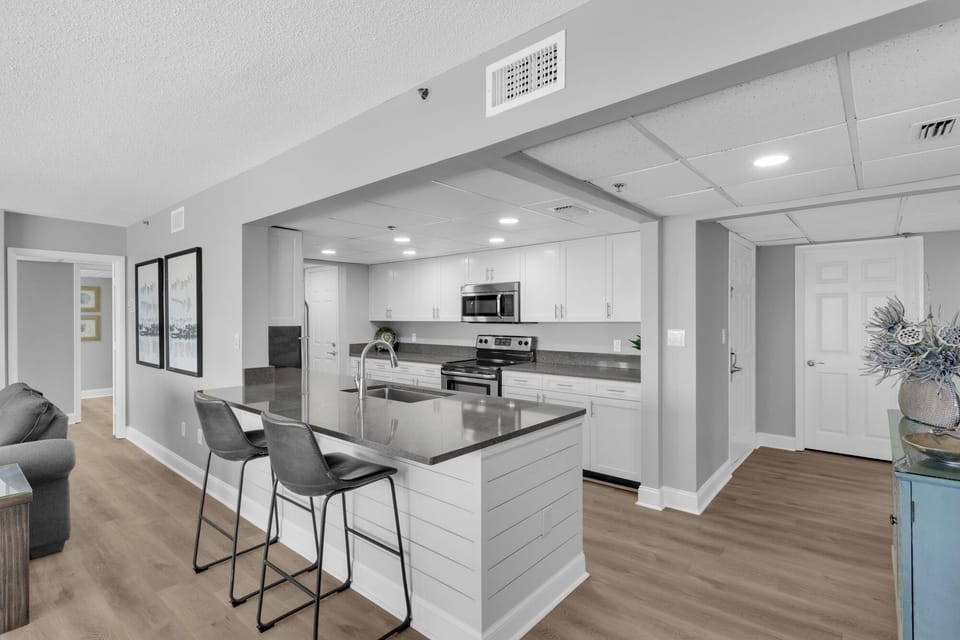 Breakfast bar, new cabinets, counter tops
