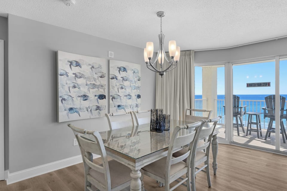 Dining area with seating for 6 with 5 star views