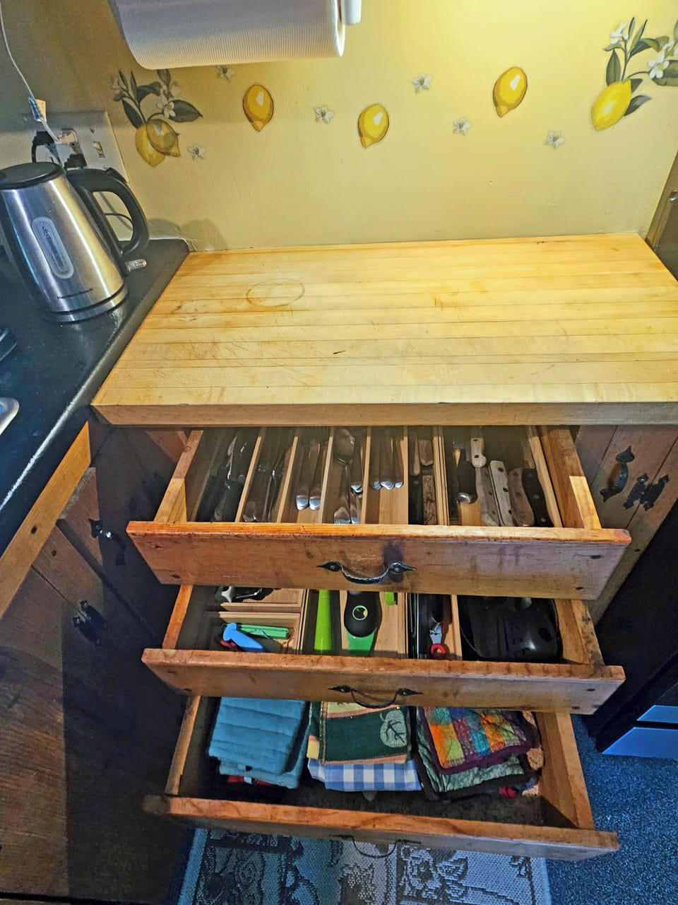 Sharp knives, abundant flatware, and utensils