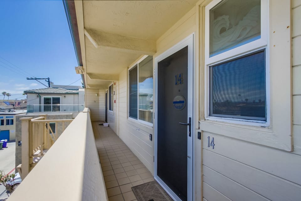 Entryway with screendoor