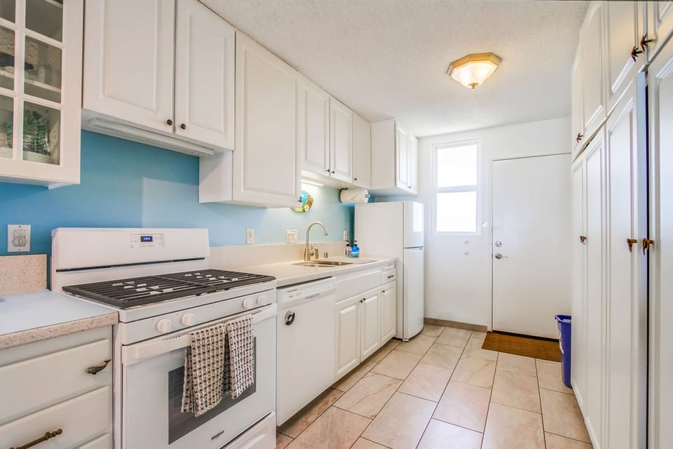 Kitchen w/new stove (2023)