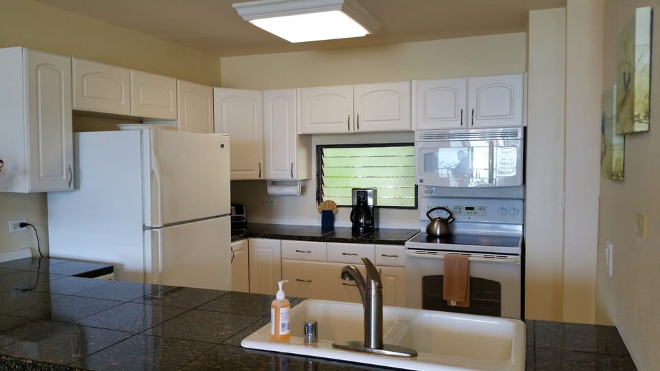 SPACIOUS KITCHEN