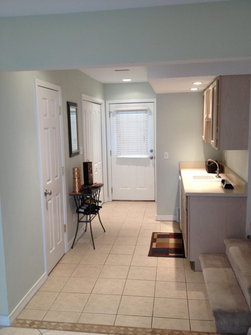 Entry door/Wet bar