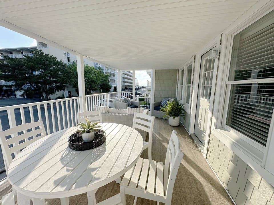 FRONT ENTRANCE 
4 person sitting area
6 person dining table