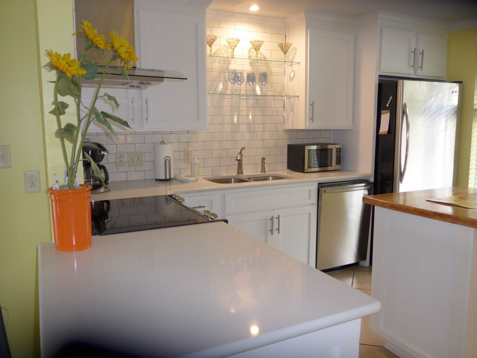 Fully equipped kitchen with furnished cooking utensils..