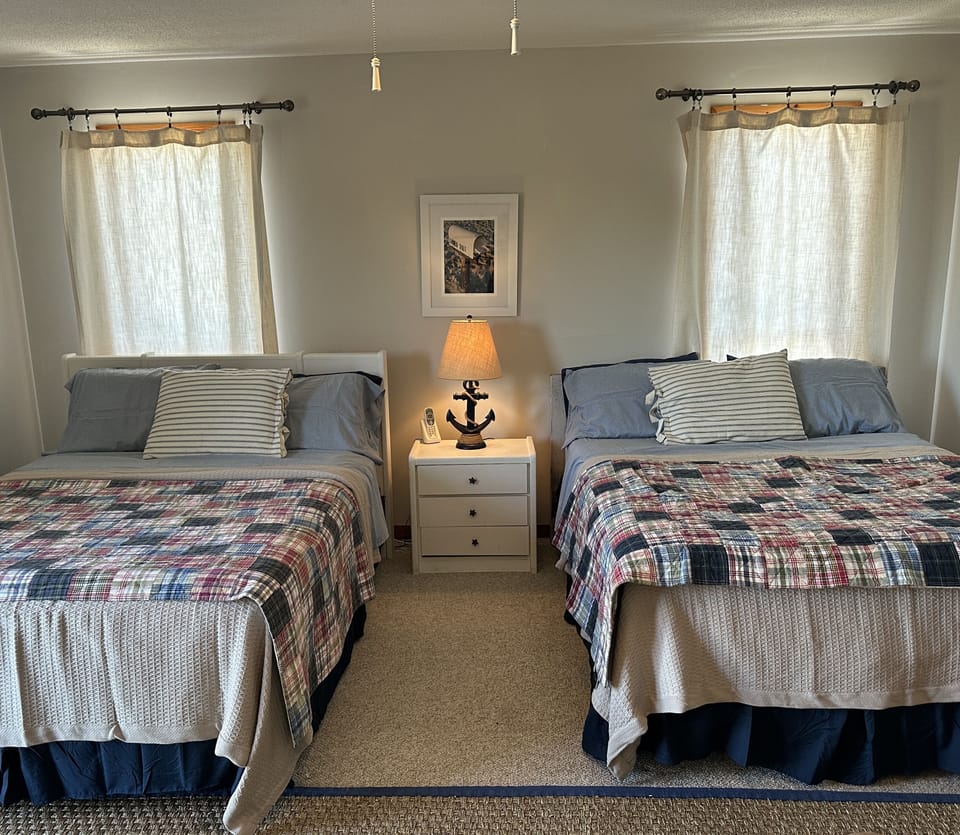 Upstairs guest with 2 Queen beds and sitting area, plus smart TV