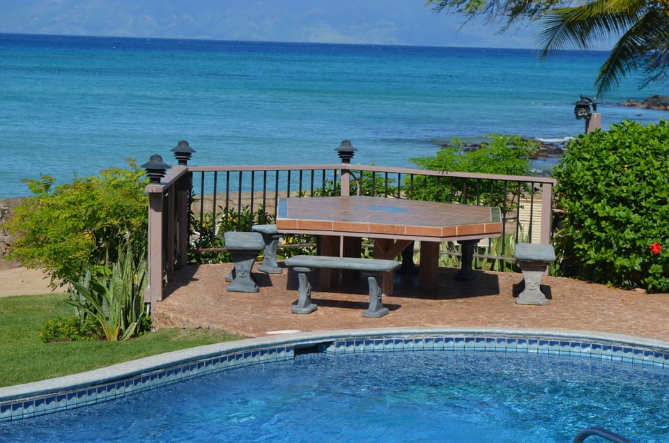 outdoor eating area/pupus table