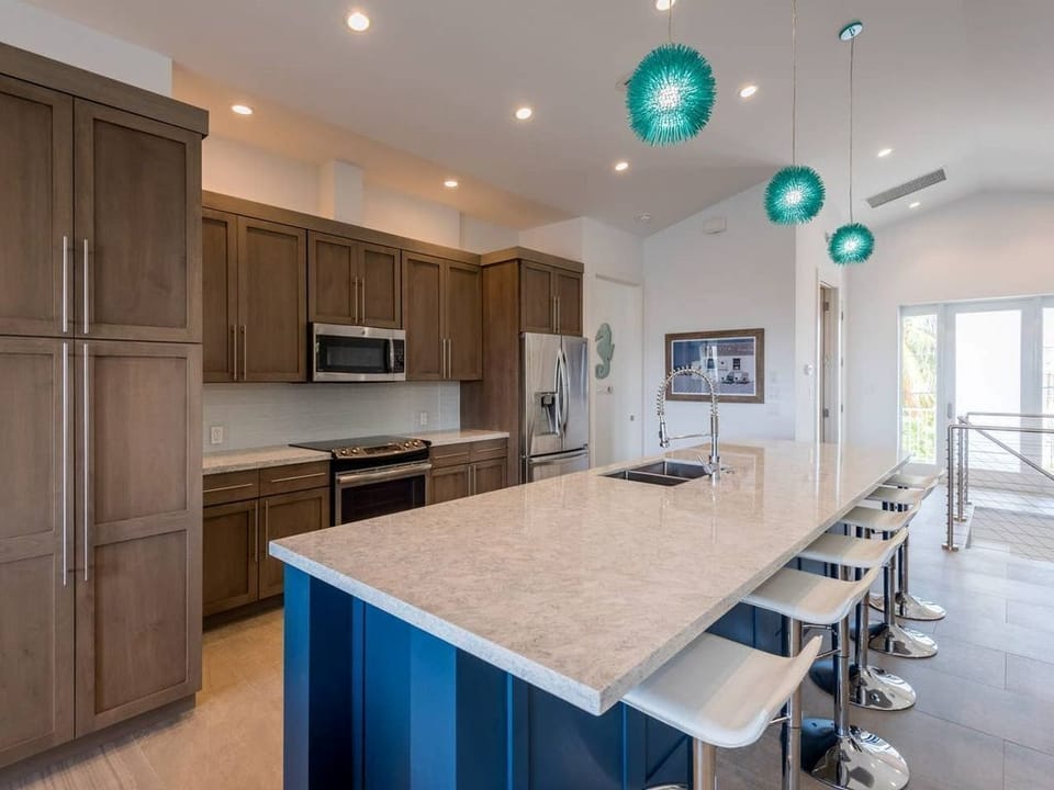 Kitchen with large island