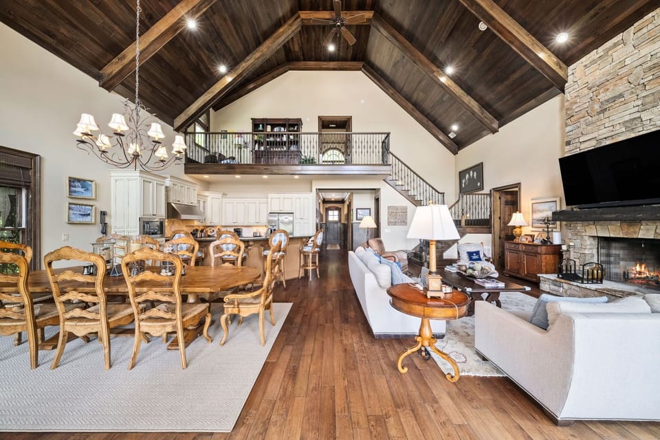 18 foot ceilings and lots of open space in this great family gathering area