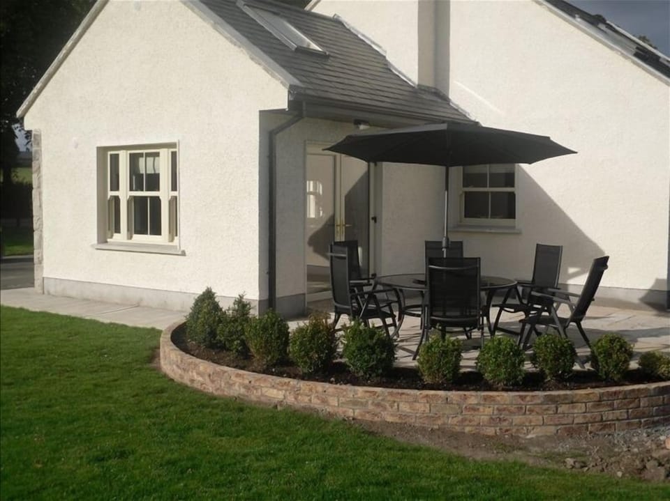 Outdoor Patio Area complete with Table/Chairs/Umbrella & BBQ