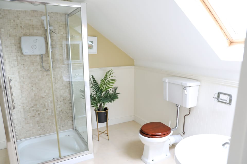 En suite in upstairs master bedroom