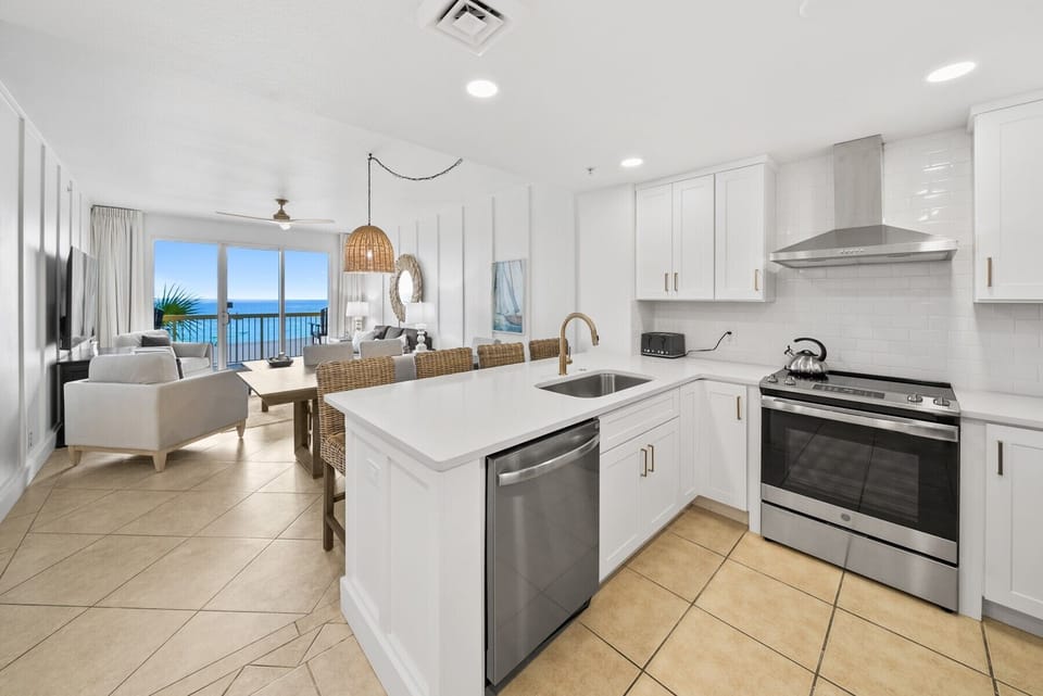 Beautiful unit with great views. 