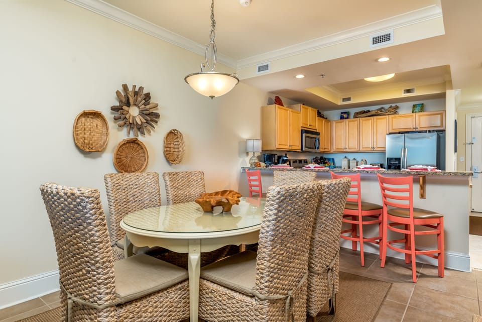 Dining area seating for 6