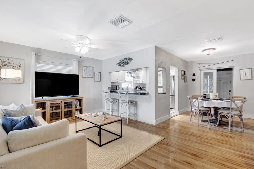 Living room / bar