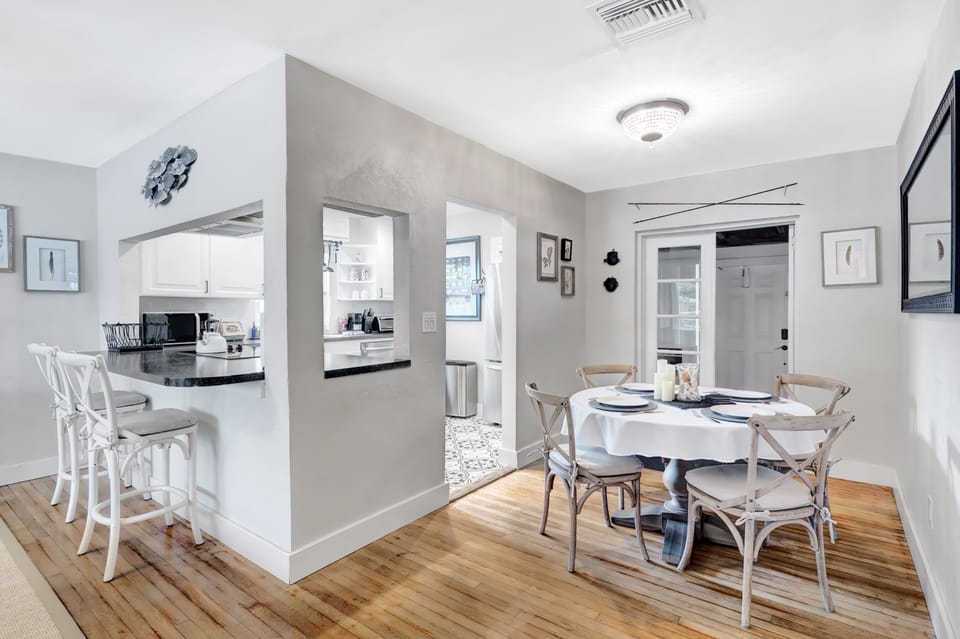 Bar / dining room