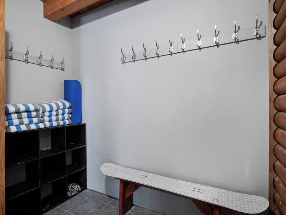 Mud Room: Store your ski equipment, jackets, hats, shoes, and more. Beach towels are also included.