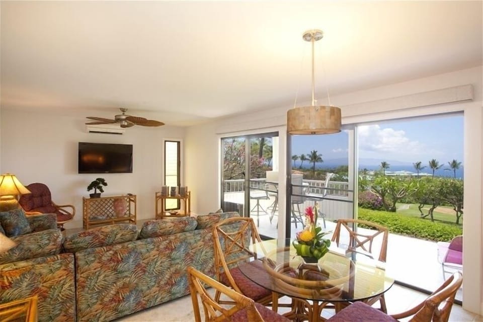 Dining area into living room with the large lanai and its outstanding views.