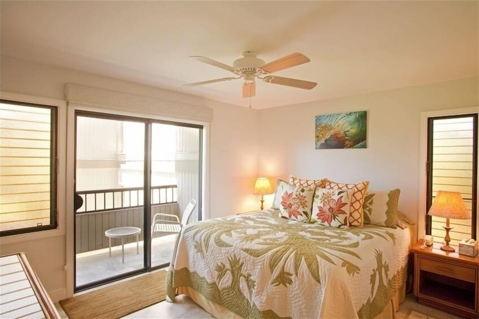 Private bedroom lanai great for reading or just living Aloha.