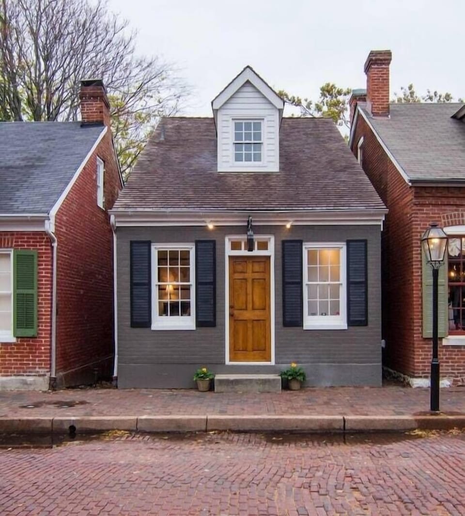 The Main Street Guest House located right on the cobblestone streets of Historic St. Charles, MO