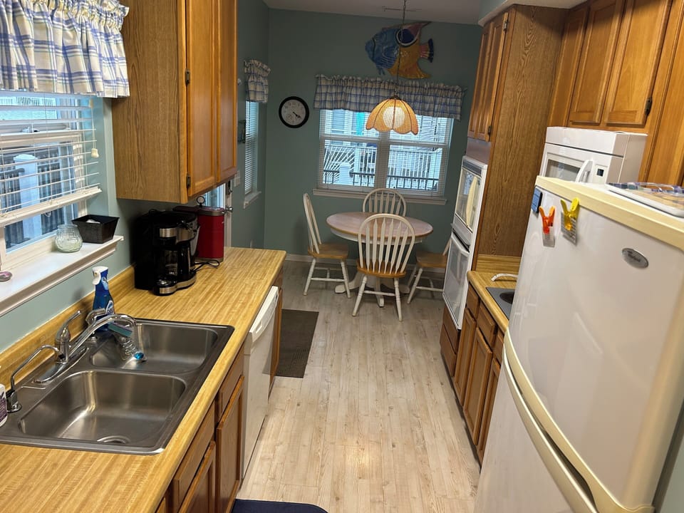 Eat in kitchen table