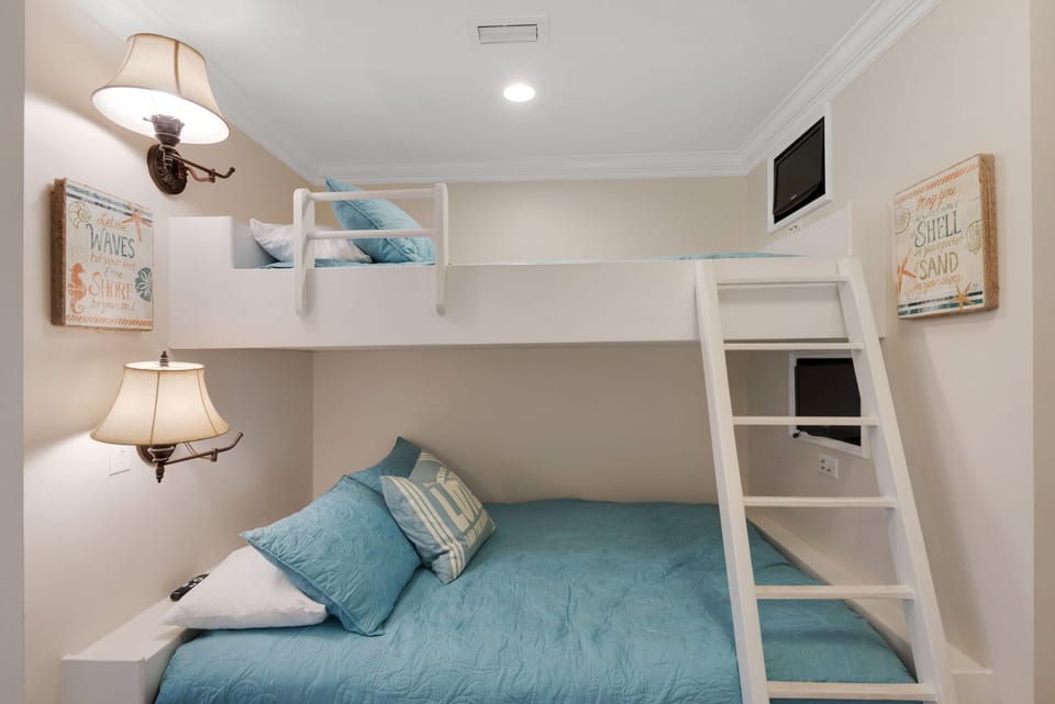 Full size bunk and twin bunk located in the hallway