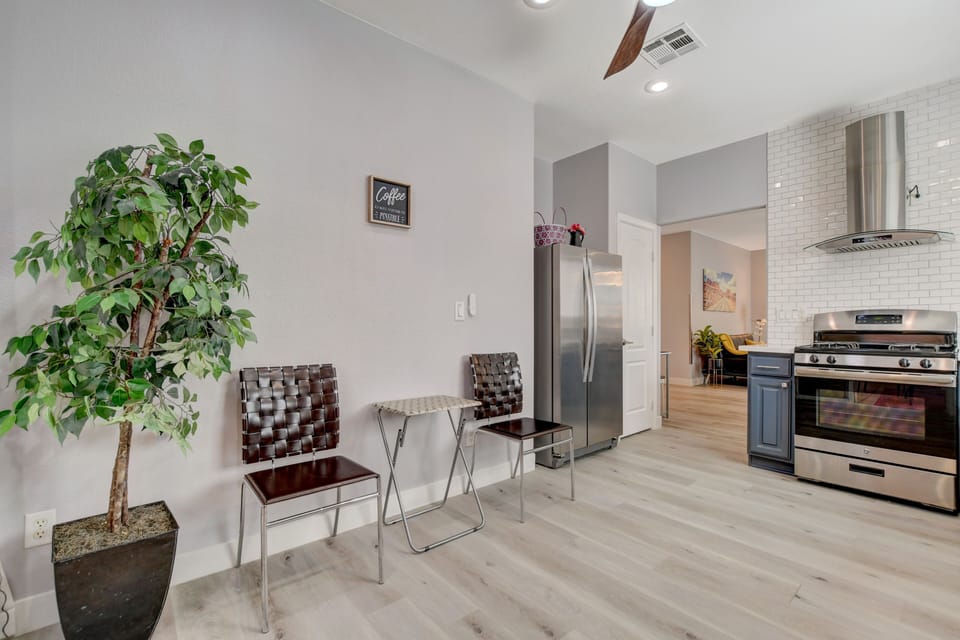 Kitchen seating area