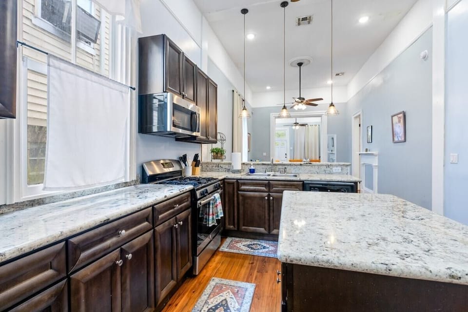 1334 kitchen towards dining