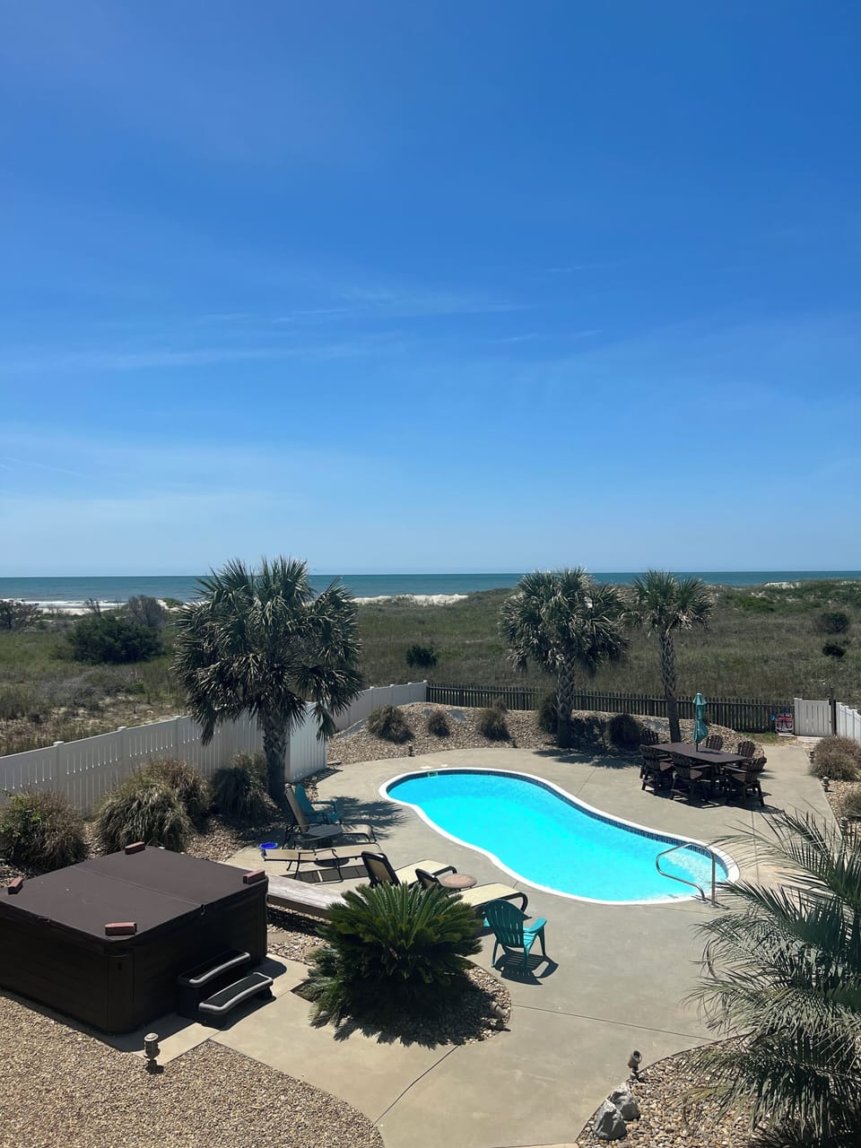Large Heated Pool w/ Easy Entry, Dining Table & Lounge Chairs for 12, Lg Hot Tub