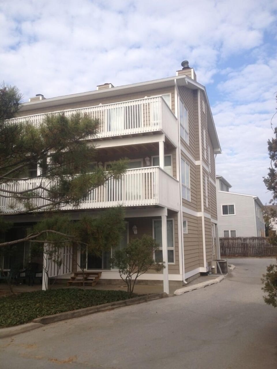 Corner townhouse unit located 100 steps to beach!