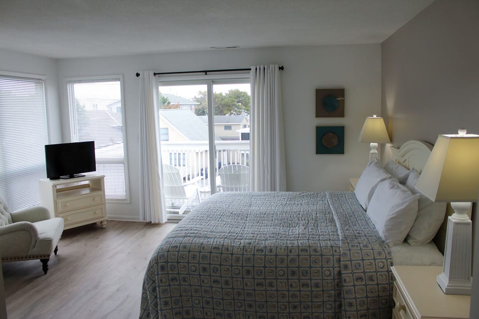 Bedroom 4 - King bedroom with access to private deck