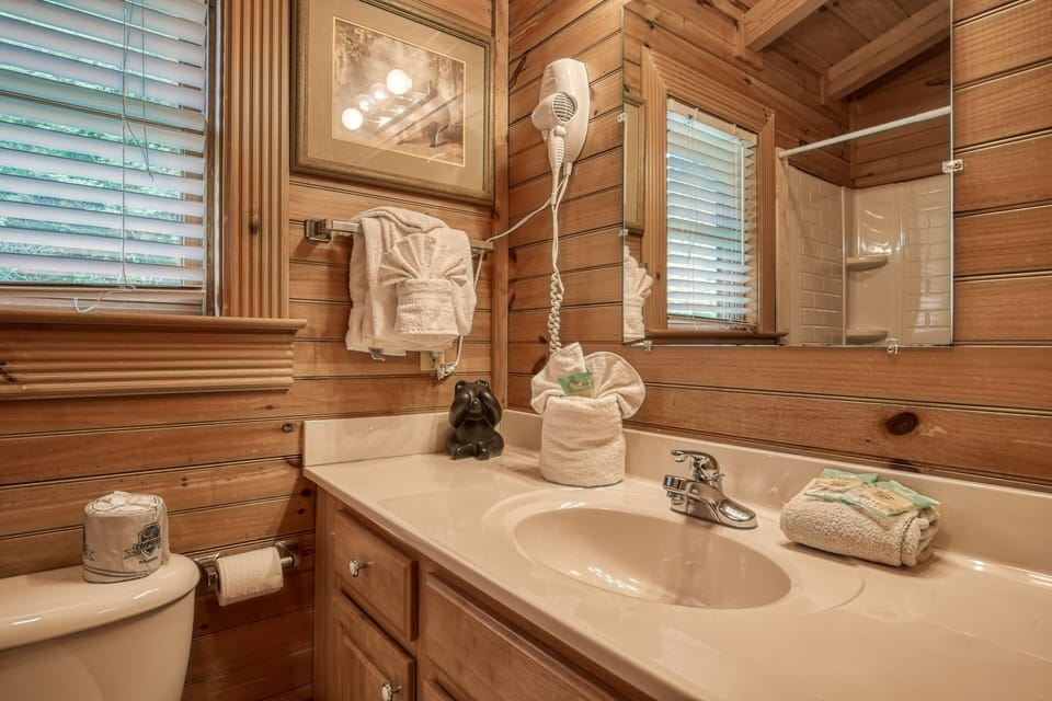 Pet Friendly Cabin Rental in the Smokies - A Smoky Getaway - Upper level bathroom