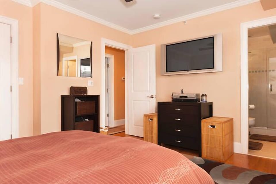 Master bedroom with 42' flat screen.