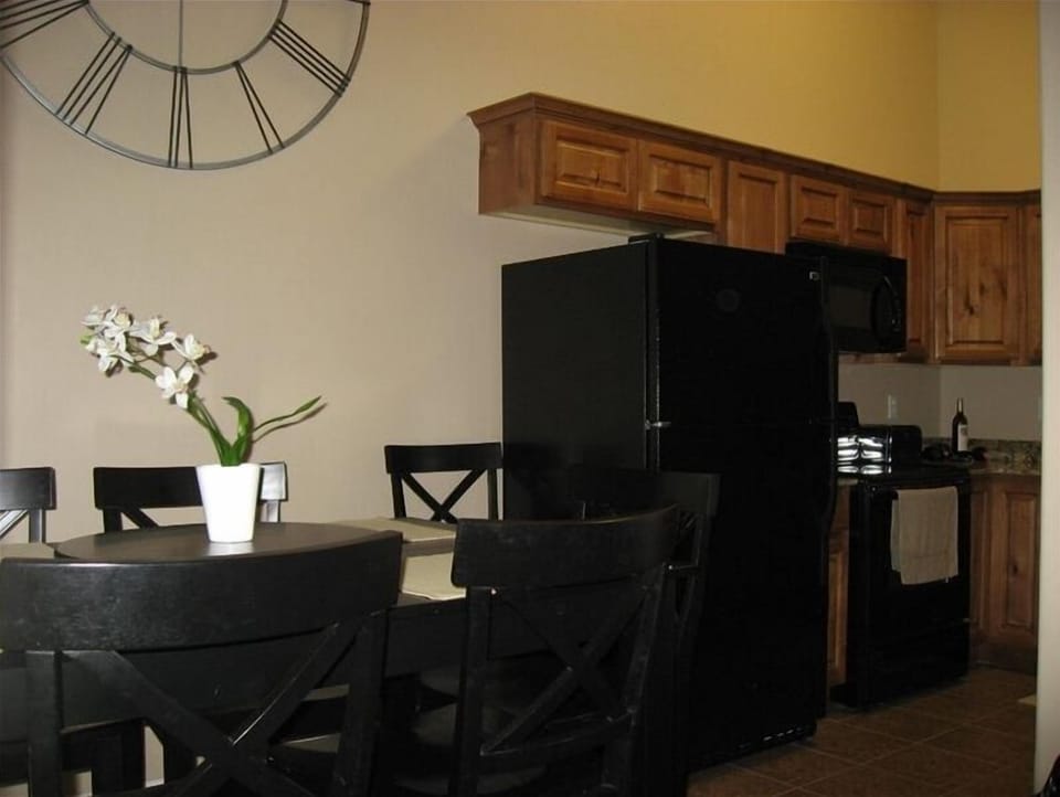 Dinning & Kitchen, table has room for 6