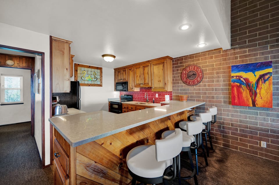 Full kitchen with double oven, etc.