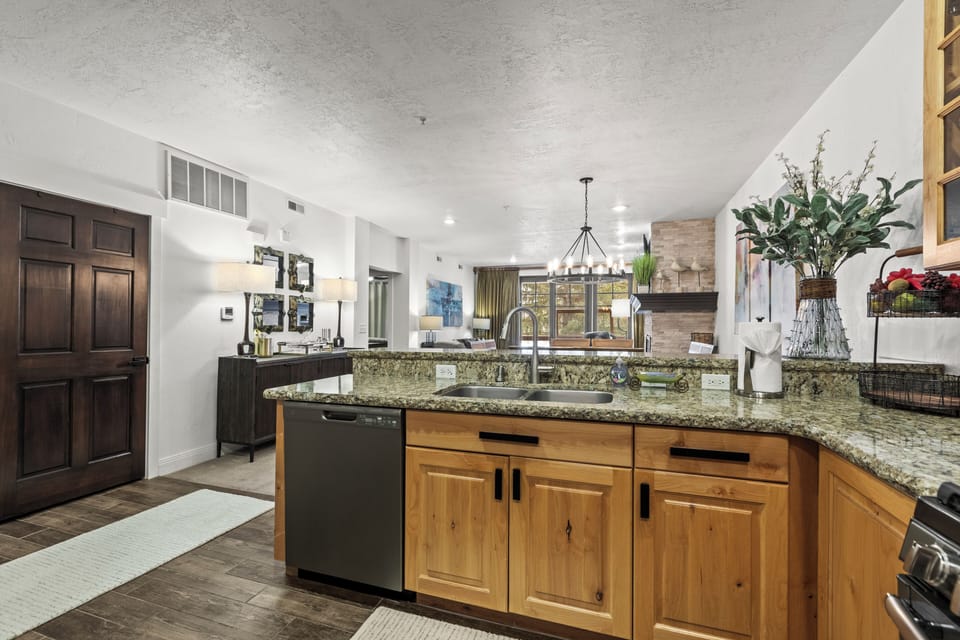 Kitchen │ Fully Stocked For the Enthusiastic Home Chef