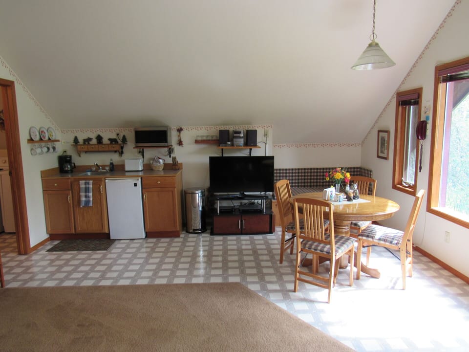 Kitchenette & Dining Table