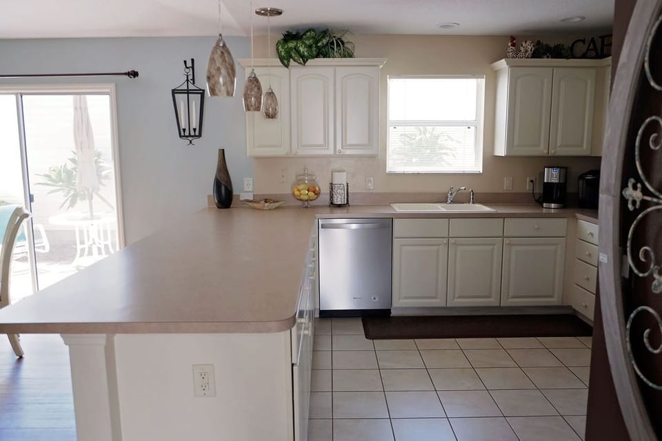 Spacious Kitchen, fully equipped with huge island-counter. A vacation delight!