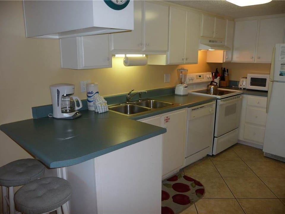 Convenient fully furnished kitchen